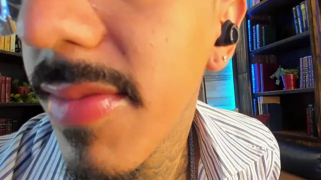 Snapshot of Donovan_Desmond chatting on 10.02.25 Donovan Desmond online show from 10.02.25