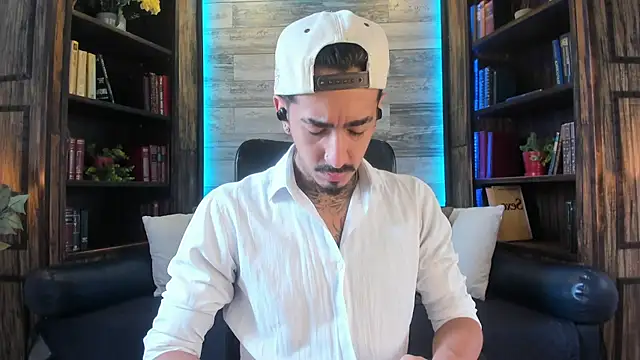 Snapshot of Donovan_Desmond chatting on 10.13.25 Donovan Desmond online show from 10.13.25