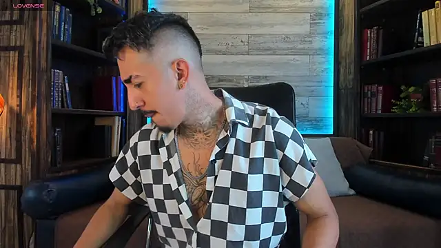 Snapshot of Donovan_Desmond chatting on 10.18.25 Donovan Desmond online show from 10.18.25