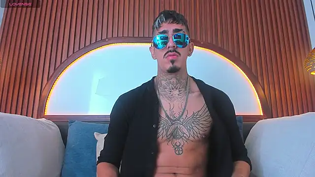 Snapshot of Donovan_Desmond chatting on 10.25.25 Donovan Desmond online show from 10.25.25