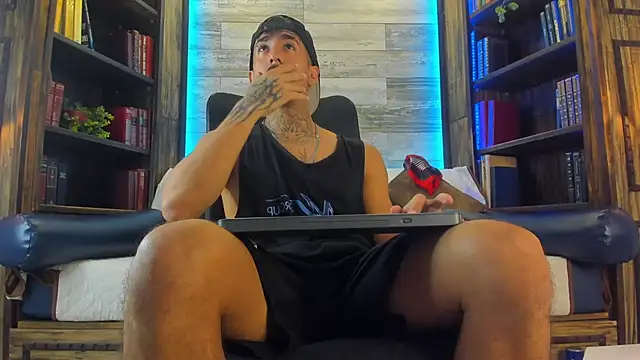 Snapshot of Donovan_Desmond chatting on 10.28.25 Donovan Desmond online show from 10.28.25