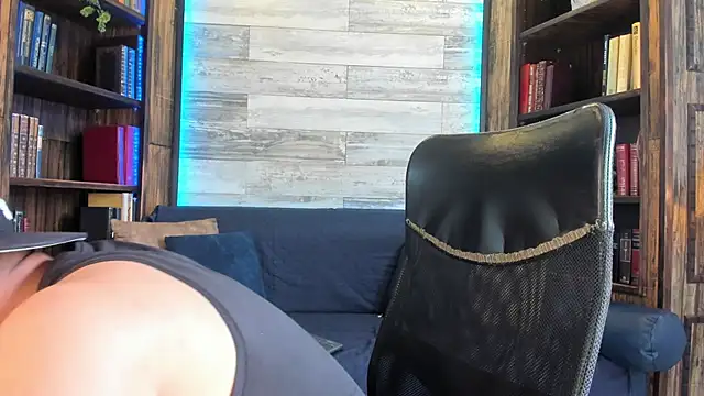 Snapshot of Donovan_Desmond chatting on 10.30.25 Donovan Desmond online show from 10.30.25