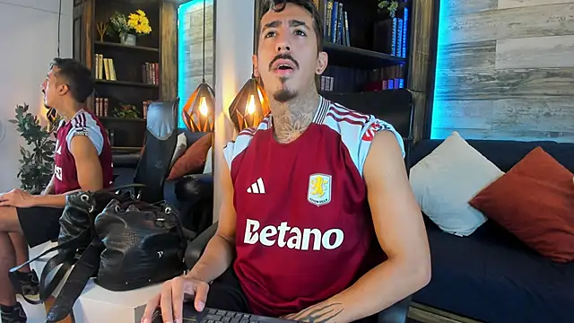 Snapshot of Donovan_Desmond chatting on 11.11.25 Donovan Desmond online show from 11.11.25