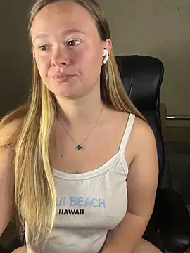 Snapshot of CaramelleSugar_ chatting on 10.03.25 CaramelleSugar online show from 10.03.25