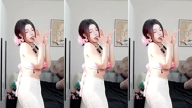 Snapshot of Flower_hua chatting on 10.18.25 Flower hua online show from 10.18.25