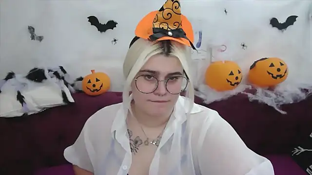 Amber Monro online show from 10.29.25