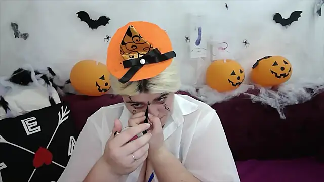 Amber Monro online show from 10.30.25