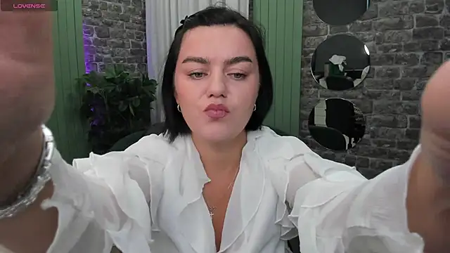 Snapshot of moodberry chatting on 10.22.25 moodberry online show from 10.22.25