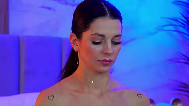 EllyLynn online show from 12.18.25