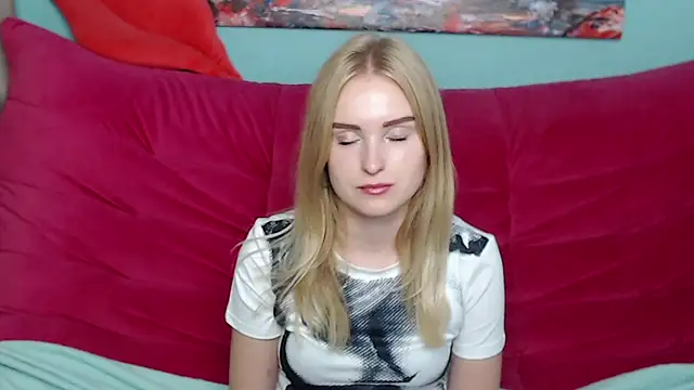 Snapshot of SofySofty chatting on 10.17.25 SofySofty online show from 10.17.25