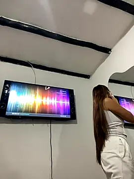 Snapshot of Sara-cooper2 chatting on 10.28.25 Sara-cooper2 online show from 10.28.25