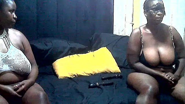 Snapshot of AnnabigpussyXO chatting on 10.18.25 AnnabigpussyXO online show from 10.18.25