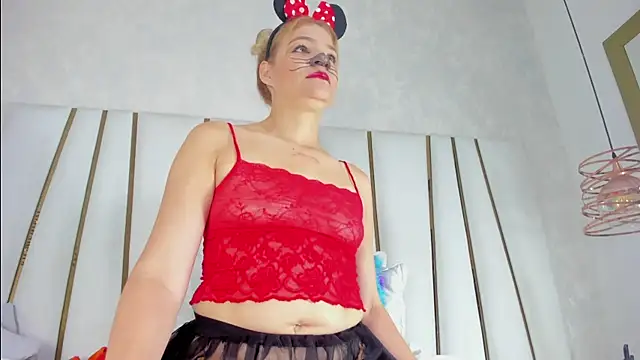 Snapshot of bonnie_sm chatting on 10.25.25 bonnie sm online show from 10.25.25