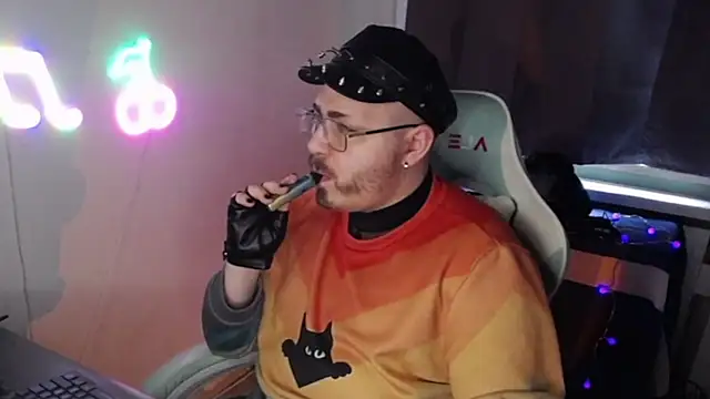 Snapshot of FabianKinky chatting on 10.17.25 FabianKinky online show from 10.17.25