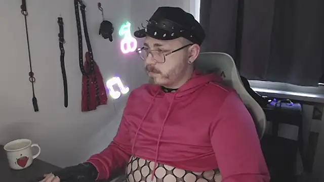 Snapshot of FabianKinky chatting on 10.28.25 FabianKinky online show from 10.28.25