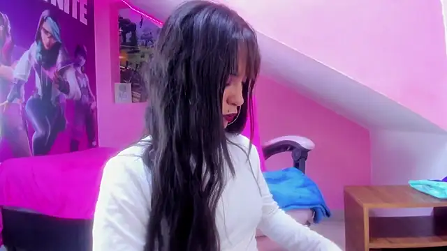 Snapshot of mikaela303av chatting on 10.31.25 mikaela303av online show from 10.31.25