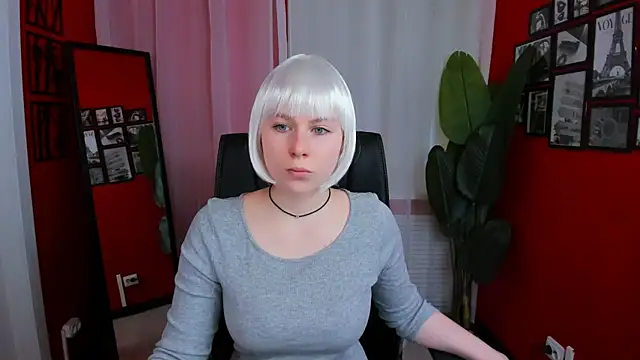 Snapshot of EvaCrosby chatting on 09.24.25 EvaCrosby online show from 09.24.25