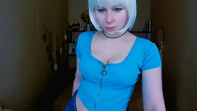 Snapshot of EvaCrosby chatting on 10.17.25 EvaCrosby online show from 10.17.25