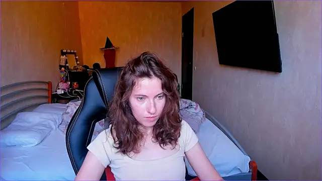 Agata in Wonderland online show from 10.09.25