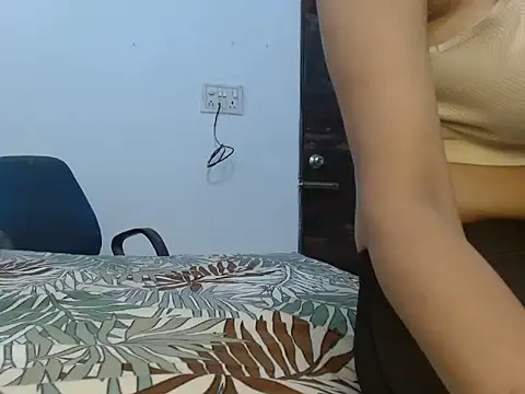 Snapshot of soya_queen chatting on 11.10.25 soya queen online show from 11.10.25