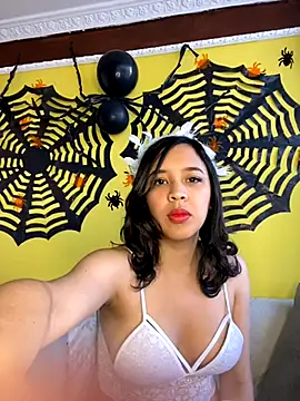 Snapshot of Esmeraldagh_ chatting on 10.22.25 Esmeraldagh online show from 10.22.25