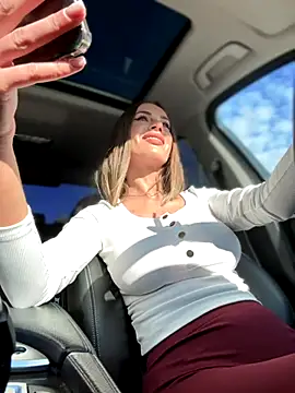 Snapshot of _JessyRey_ chatting on 10.28.25 JessyRey online show from 10.28.25