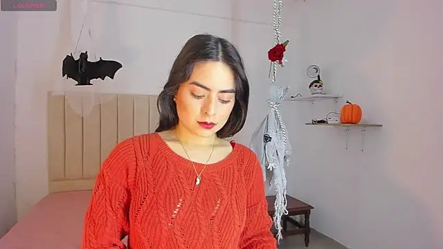 Snapshot of sashaa_petit chatting on 10.20.25 sashaa petit online show from 10.20.25