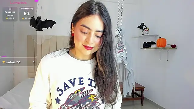 Snapshot of sashaa_petit chatting on 10.24.25 sashaa petit online show from 10.24.25