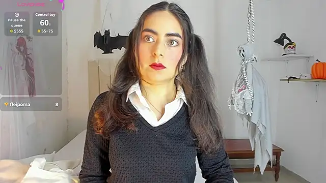 Snapshot of sashaa_petit chatting on 10.25.25 sashaa petit online show from 10.25.25