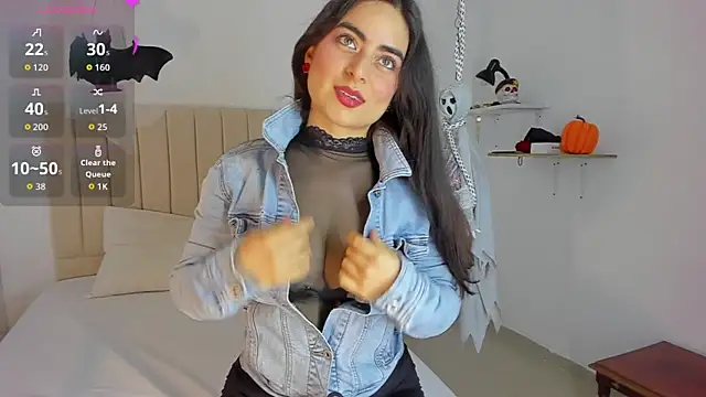 Snapshot of sashaa_petit chatting on 10.28.25 sashaa petit online show from 10.28.25