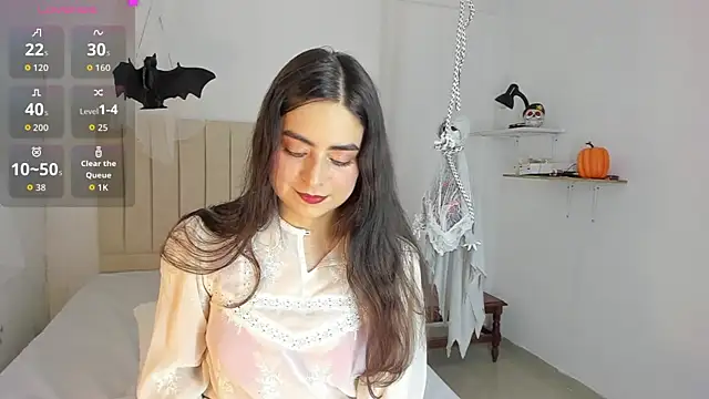 Snapshot of sashaa_petit chatting on 10.31.25 sashaa petit online show from 10.31.25