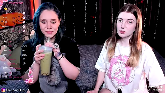 Snapshot of Threesomebabes chatting on 10.27.25 Threesomebabes online show from 10.27.25