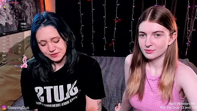 Snapshot of Threesomebabes chatting on 11.02.25 Threesomebabes online show from 11.02.25