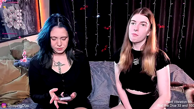 Snapshot of Threesomebabes chatting on 11.06.25 Threesomebabes online show from 11.06.25