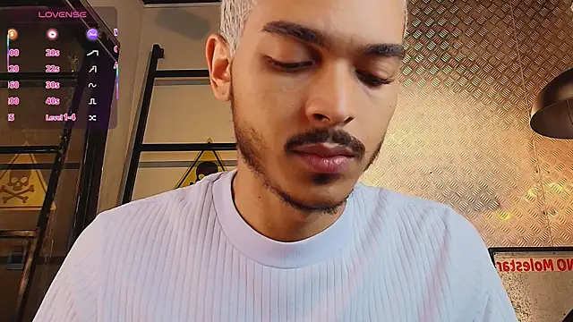 Snapshot of MarcusRain_ chatting on 10.04.25 MarcusRain online show from 10.04.25