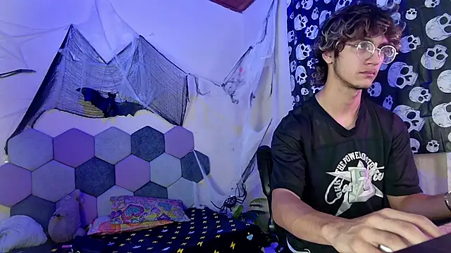 Snapshot of 2006_tgn chatting on 10.31.25 2006 tgn online show from 10.31.25