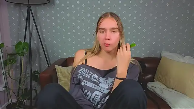 Snapshot of Vel1ka chatting on 10.08.25 Vel1ka online show from 10.08.25