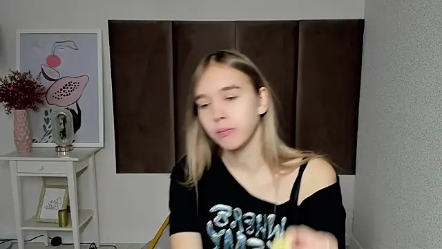 Snapshot of Vel1ka chatting on 10.18.25 Vel1ka online show from 10.18.25