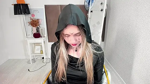 Snapshot of Vel1ka chatting on 10.28.25 Vel1ka online show from 10.28.25