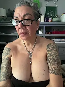 Snapshot of dieseldame1313 chatting on 02.08.26 dieseldame1313 online show from 02.08.26