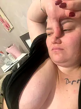 Snapshot of SunnyLeila2101 chatting on 10.11.25 SunnyLeila2101 online show from 10.11.25