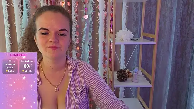 Snapshot of Luisa_Rosee chatting on 09.25.25 Luisa Rosee online show from 09.25.25