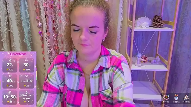 Snapshot of Luisa_Rosee chatting on 10.17.25 Luisa Rosee online show from 10.17.25