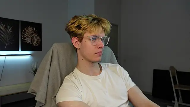 Snapshot of Logan_Fraser chatting on 10.04.25 Logan Fraser online show from 10.04.25