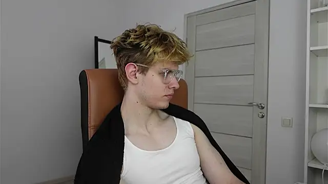 Snapshot of Logan_Fraser chatting on 10.05.25 Logan Fraser online show from 10.05.25