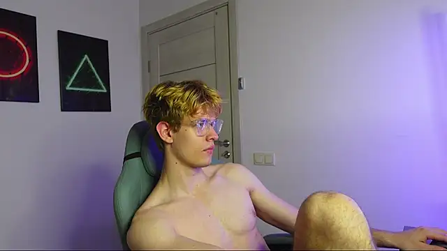 Snapshot of Logan_Fraser chatting on 10.09.25 Logan Fraser online show from 10.09.25