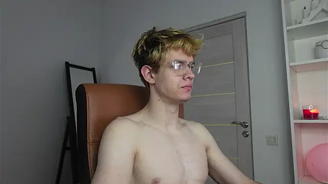 Snapshot of Logan_Fraser chatting on 10.11.25 Logan Fraser online show from 10.11.25