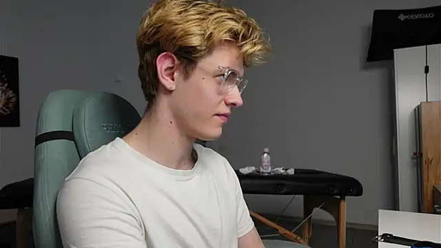 Snapshot of Logan_Fraser chatting on 10.14.25 Logan Fraser online show from 10.14.25