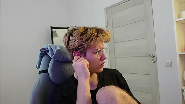 Snapshot of Logan_Fraser chatting on 10.18.25 Logan Fraser online show from 10.18.25