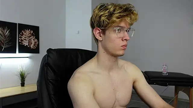 Snapshot of Logan_Fraser chatting on 10.19.25 Logan Fraser online show from 10.19.25